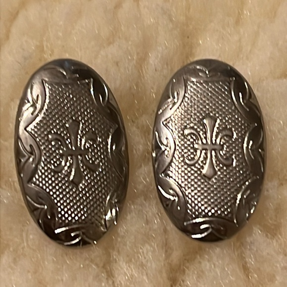 Silver Design Metal Pierce Earrings - Picture 16 of 16